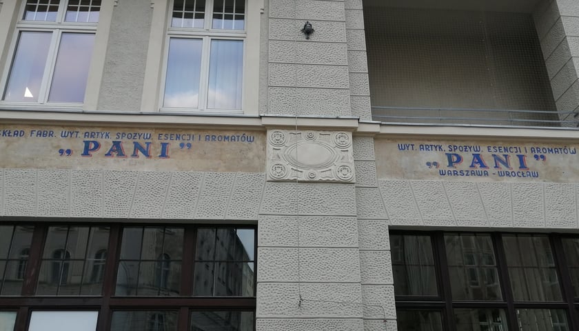 Wykonana konserwacja odsłoniętych zabytkowych napisów na elewacji obiektu UM Wrocławia (od strony ul. Piłsudskiego).